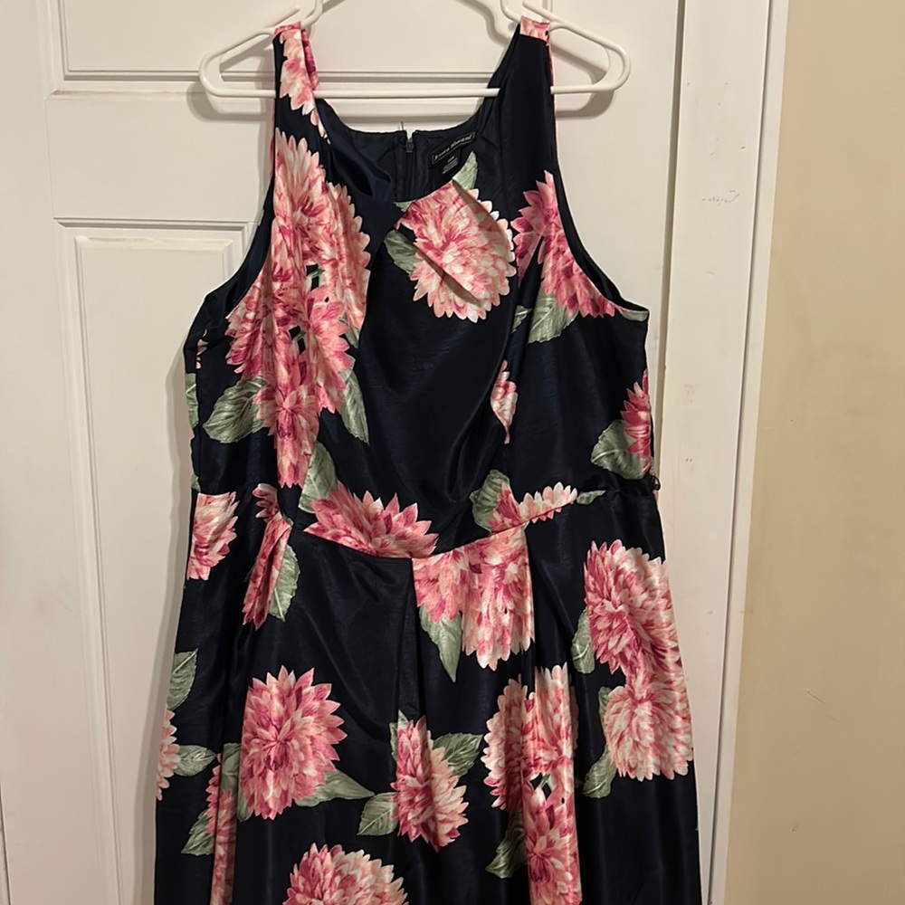 Nice floral dress. 22W